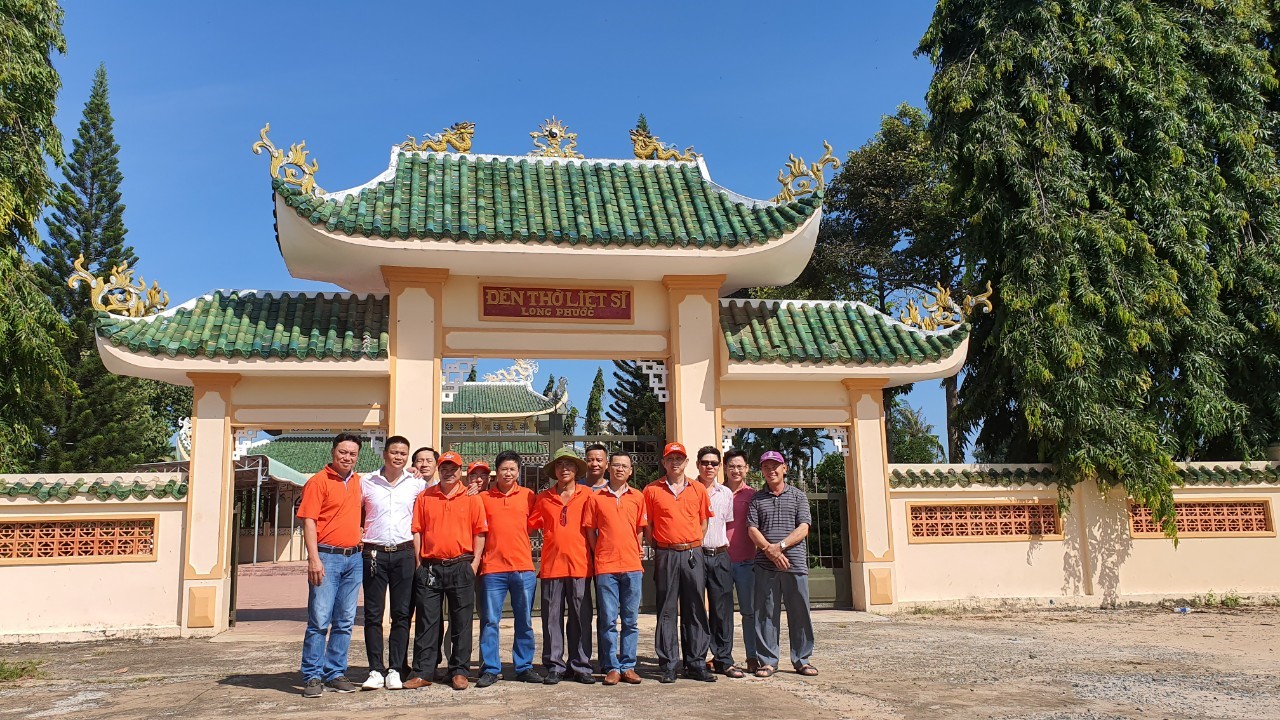 Cán bộ công nhân viên giàn nén Nhỏ tại đền thờ Liệt Sĩ Long Phước.jpg