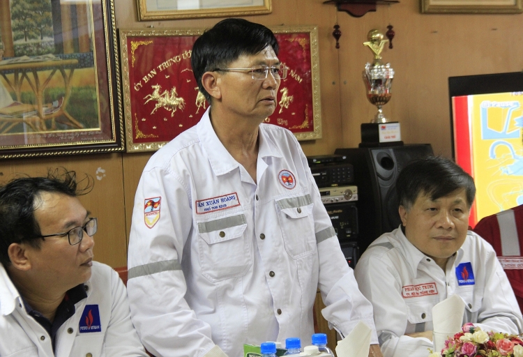 Phó Tổng giám đốc Vietsovpetro Trần Xuân Hoàng báo cáo tại buổi gặp mặt.jpg