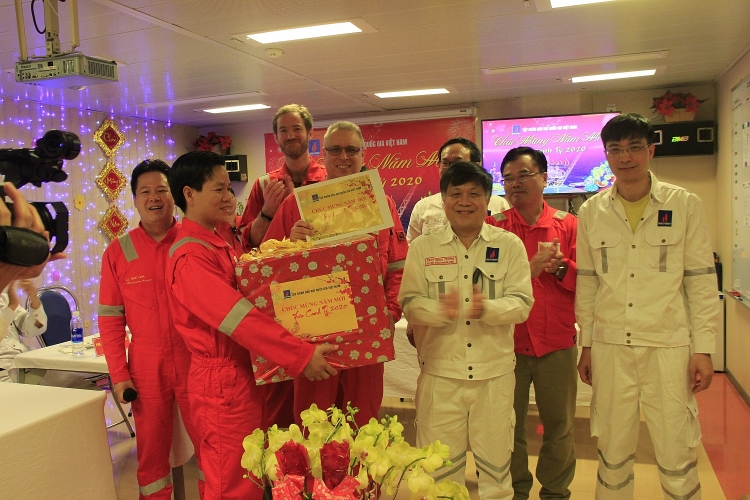 Thành viên HĐTV PVN Phan Ngọc Trung phát biểu chúc Tết và tặng quà cho CBCNV trên giàn STV CPP 2.jpg