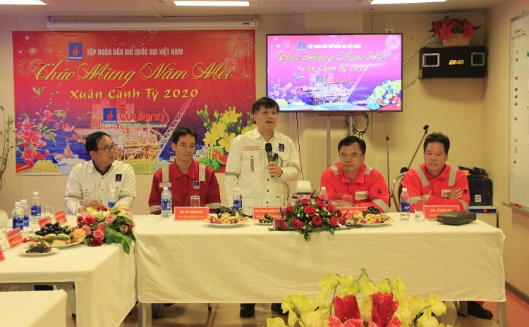 Thành viên HĐTV PVN Phan Ngọc Trung phát biểu chúc Tết và tặng quà cho CBCNV trên giàn STV CPP.jpg