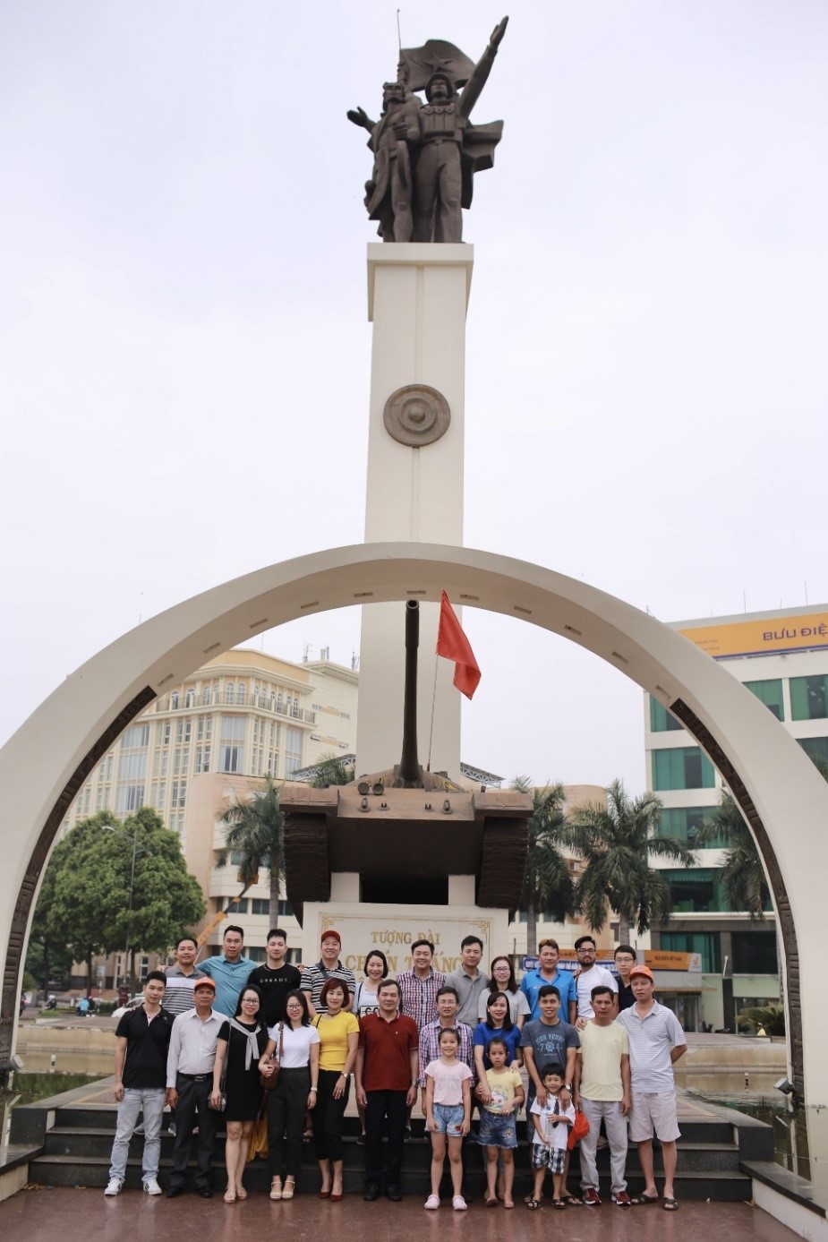 chụp ảnh lưu niệm tại tượng đài chiến thắng Buôn Mê Thuột.jpg