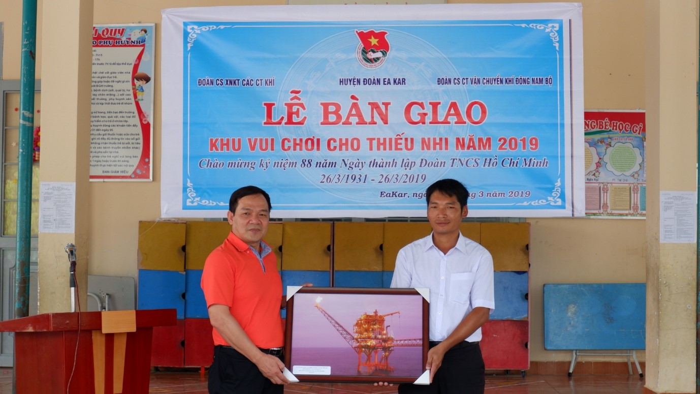 Đc Nguyễn Văn Công trao tặng tranh kỉ niệm.jpg
