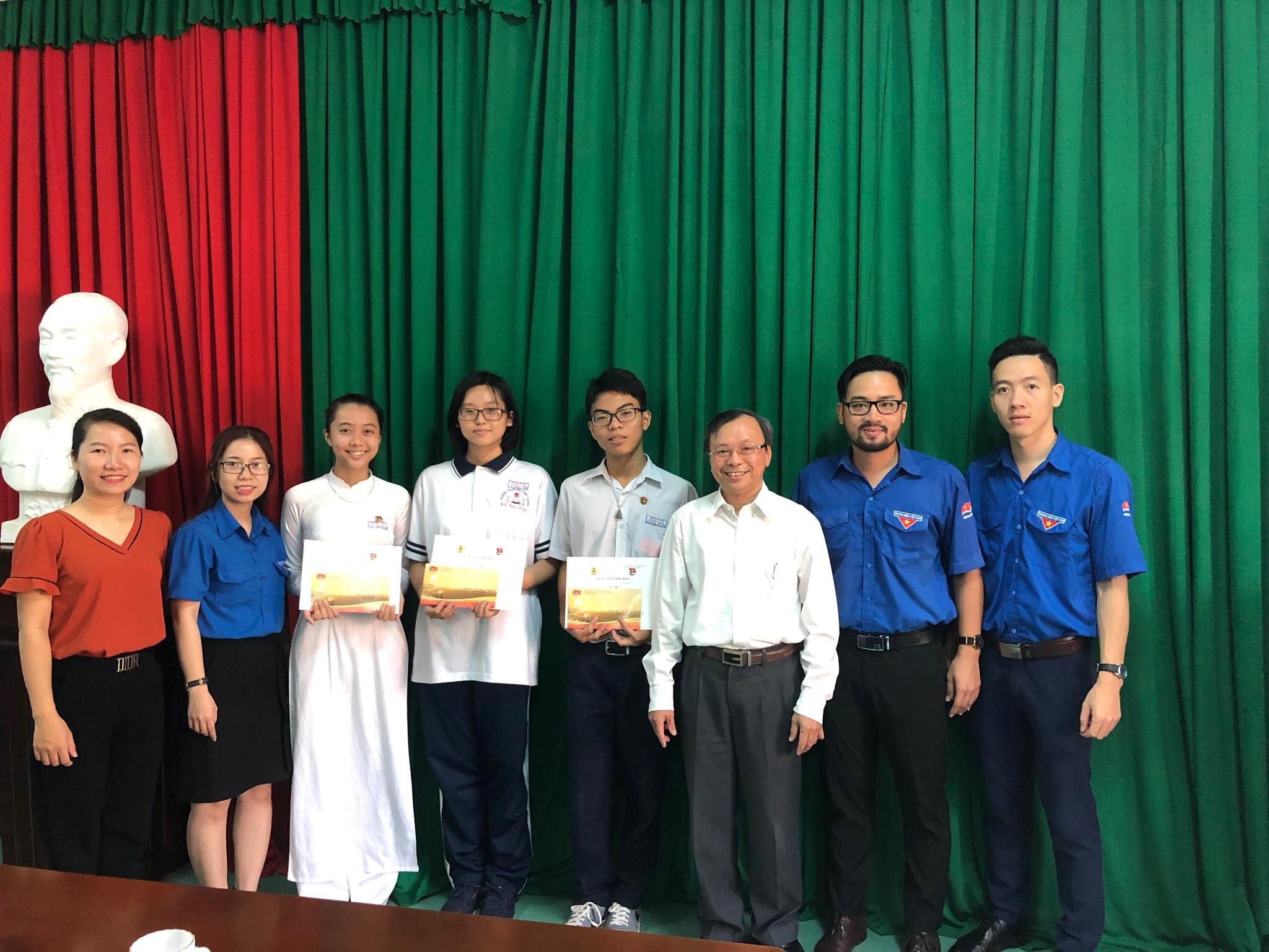Đoàn TN XN Khí cùng thầy Vũ Thế Điệp Hiệu trưởng trường THPT Vũng Tàu và các em học sinh được nhận học bổng.jpg