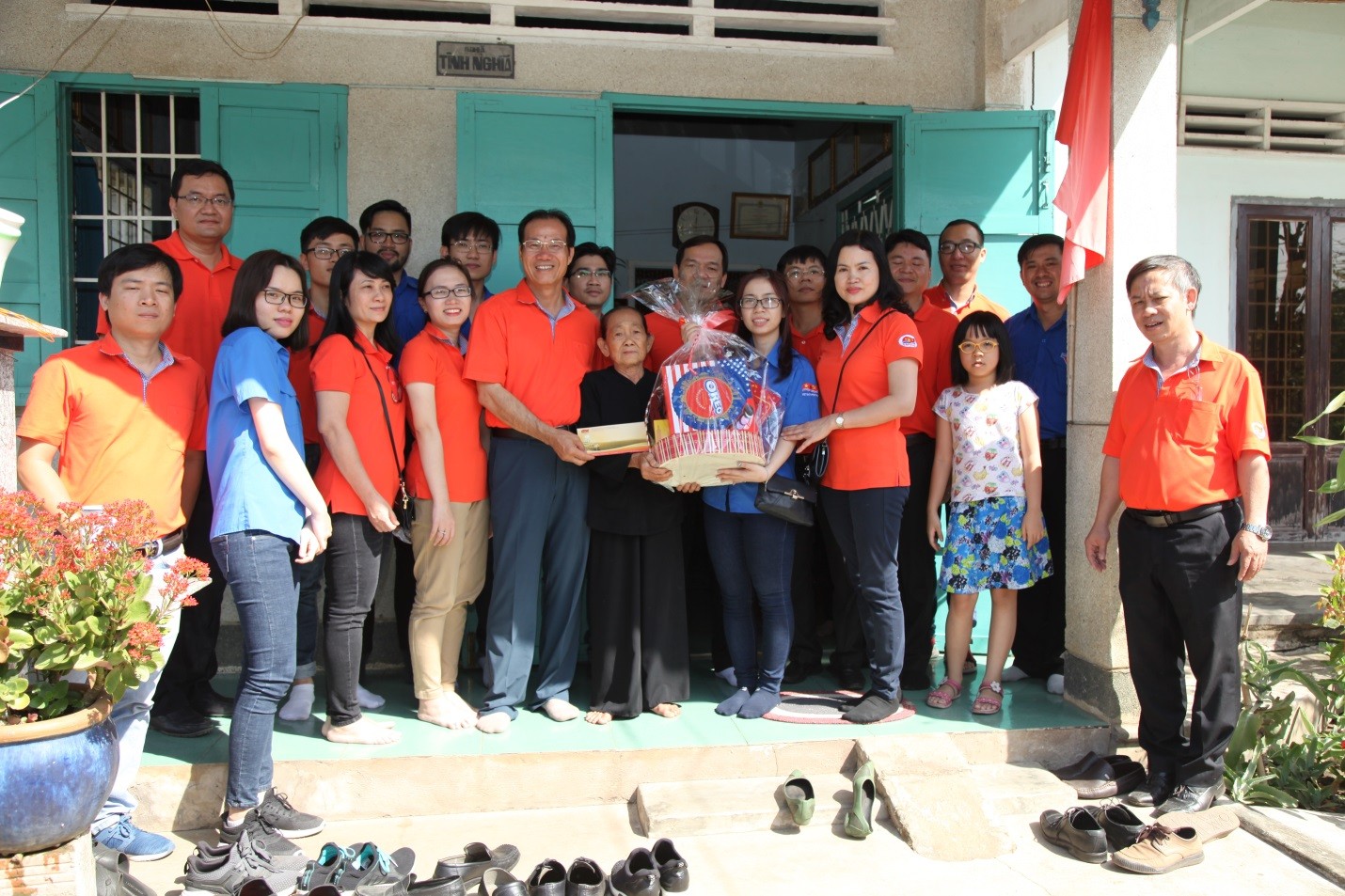 Đoàn XN Khí đến thăm và trao quà cho bà mẹ VNAH La Thị Biên.jpg