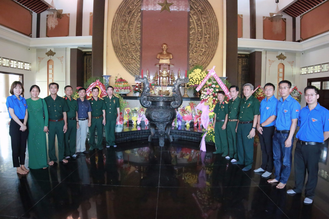Đoàn đến dâng hương tại Đền thờ Liệt sĩ TP Vũng Tàu.png