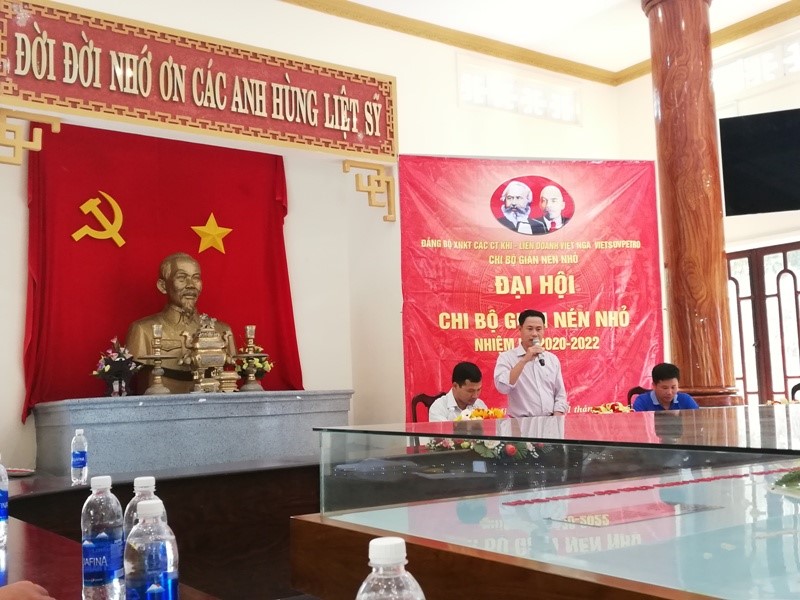 Đồng chí  Hà Quốc Việt Bí thư chi bộ, Giàn trưởng giàn Nén Nhỏ phát biểu nhiệm kỳ mới.jpg
