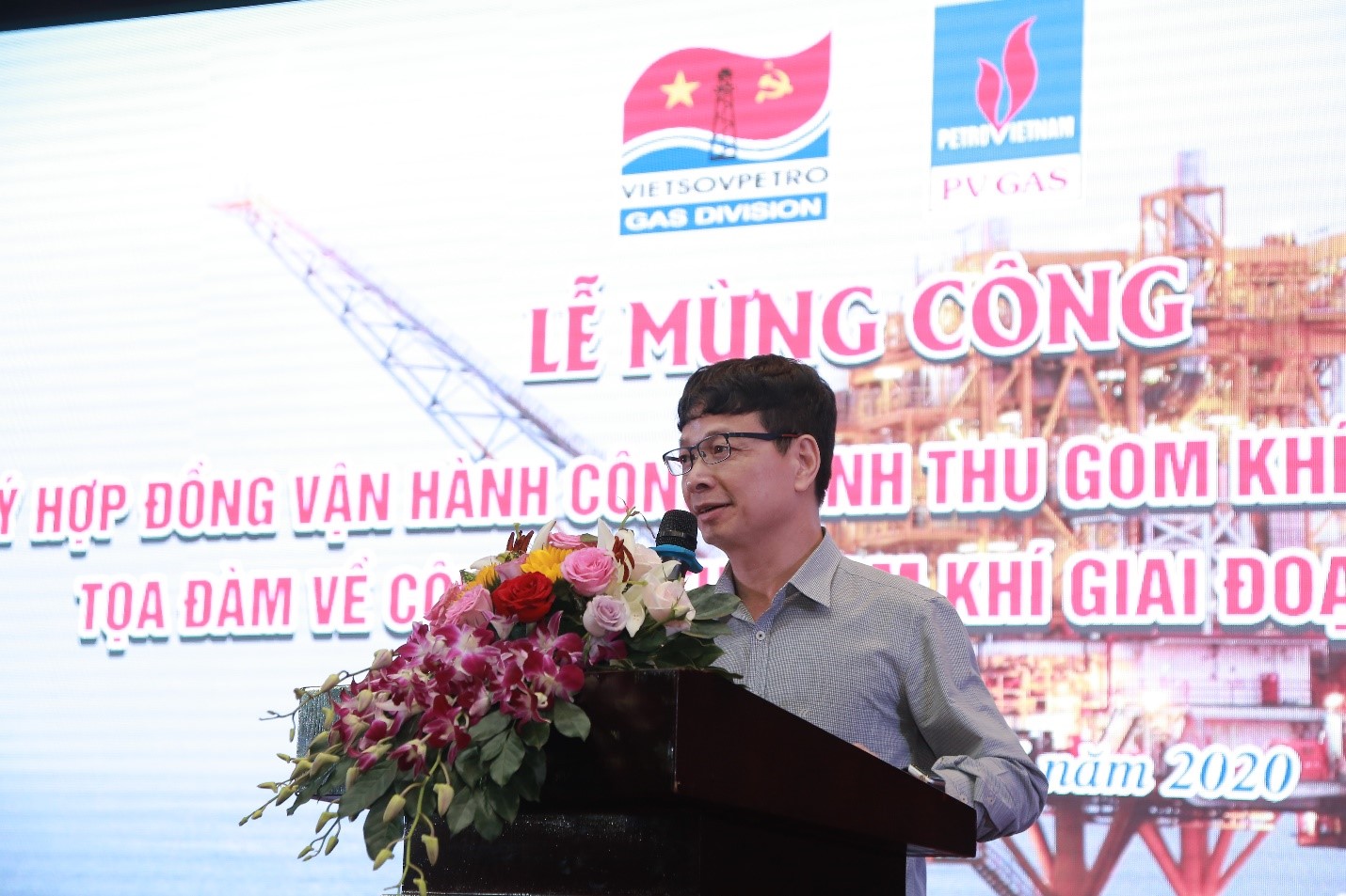 Đồng chí Luyện Công Chiến Phó Trưởng ban Khai thác, Tập đoàn Dầu khí Quốc gia Việt Nam (PVN) chúc mừng XN Khí tại Lễ mừng công.jpg