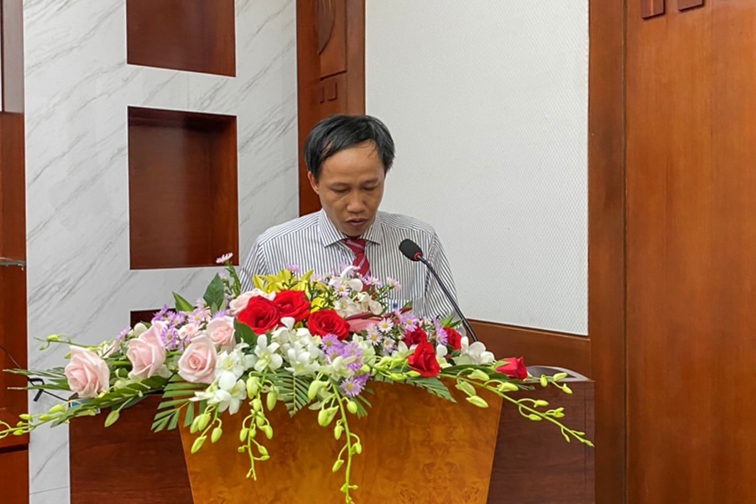 Đồng chí Lâm Quang Nam trình bày bản báo cáo cấp ủy 2017-2020.jpg