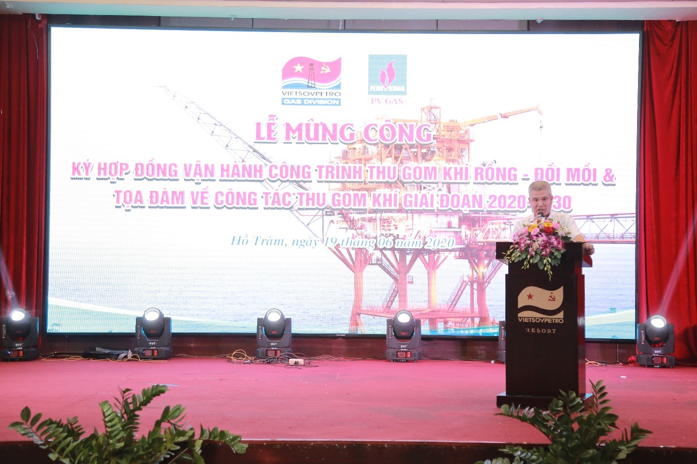 Đồng chí Nguyễn Anh Phong Giám đốc XN Khí phát biểu tại Lễ mừng công.jpg