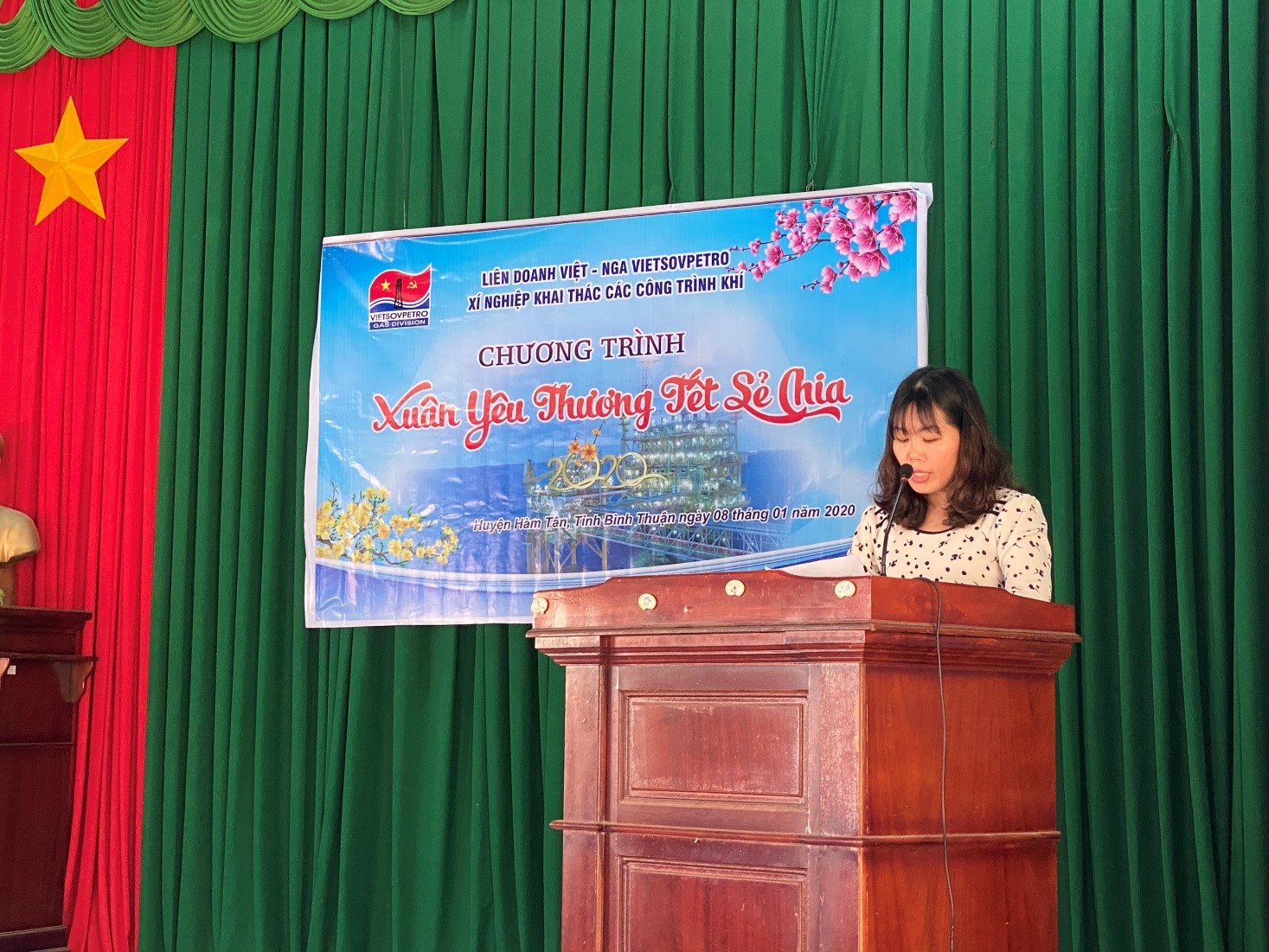 Đồng chí Nguyễn Thị Minh Nguyệt – Phó Bí thư Đảng ủy xã Tân Xuân phát biểu cảm ơn tại chương trình.jpg