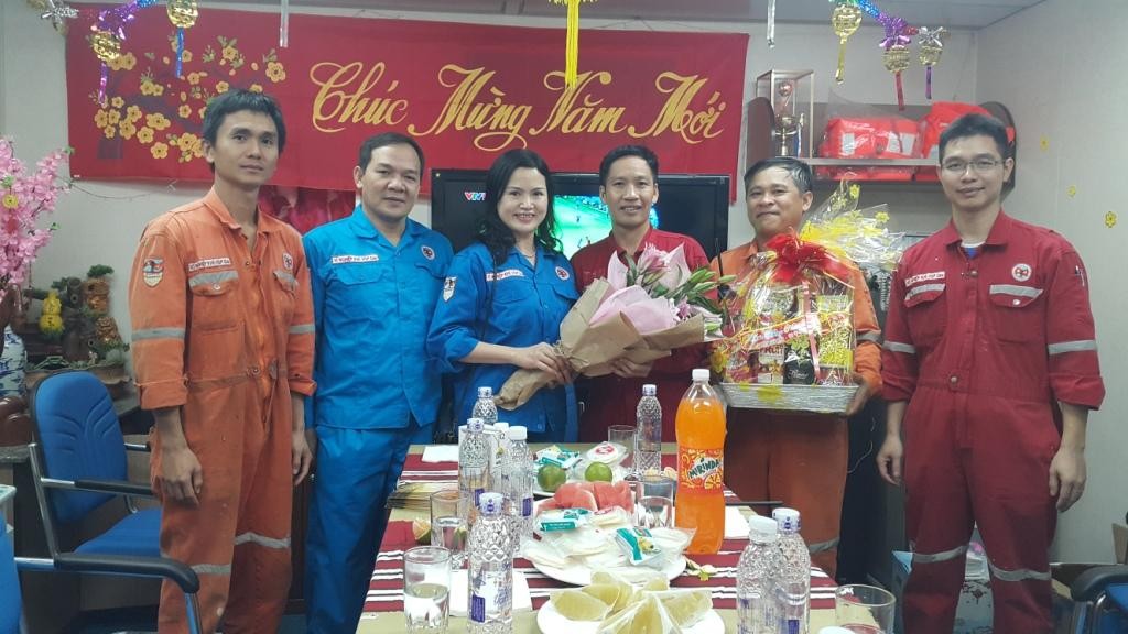 Đồng chí Võ Thị Thanh Huyền tặng hoa và quà cho tập thể GNR.jpg