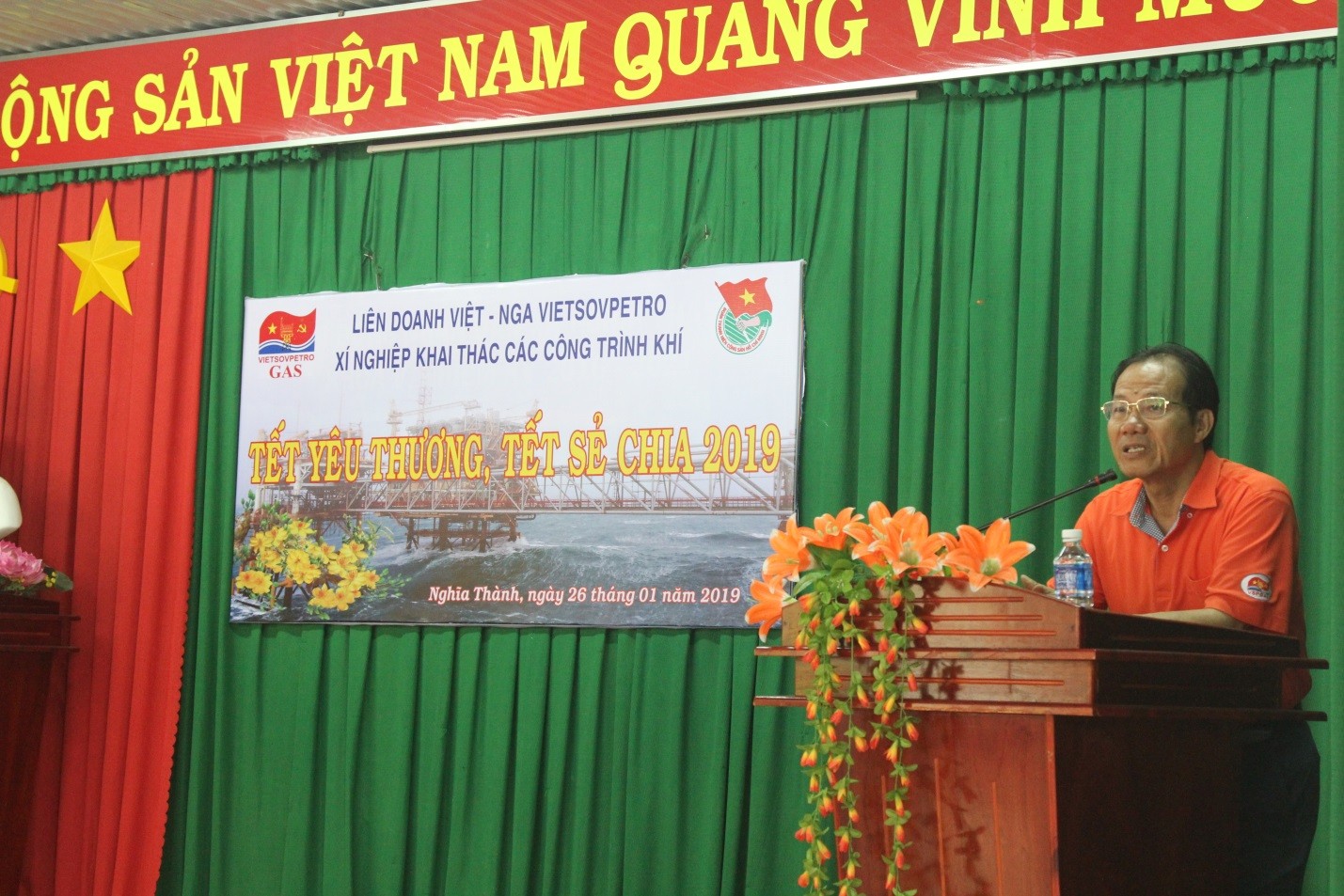 Đồng chí Đỗ Mạnh Hùng – Bí thư Đảng ủy, Giám đốc XN Khí phát biểu tại buổi trao quà.jpg
