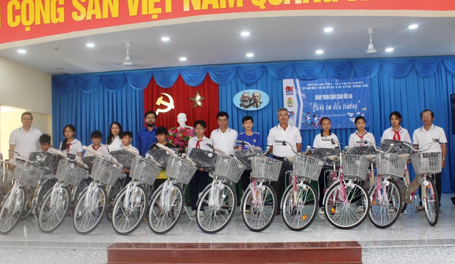 2 cùng em đến trườn 2021.jpg