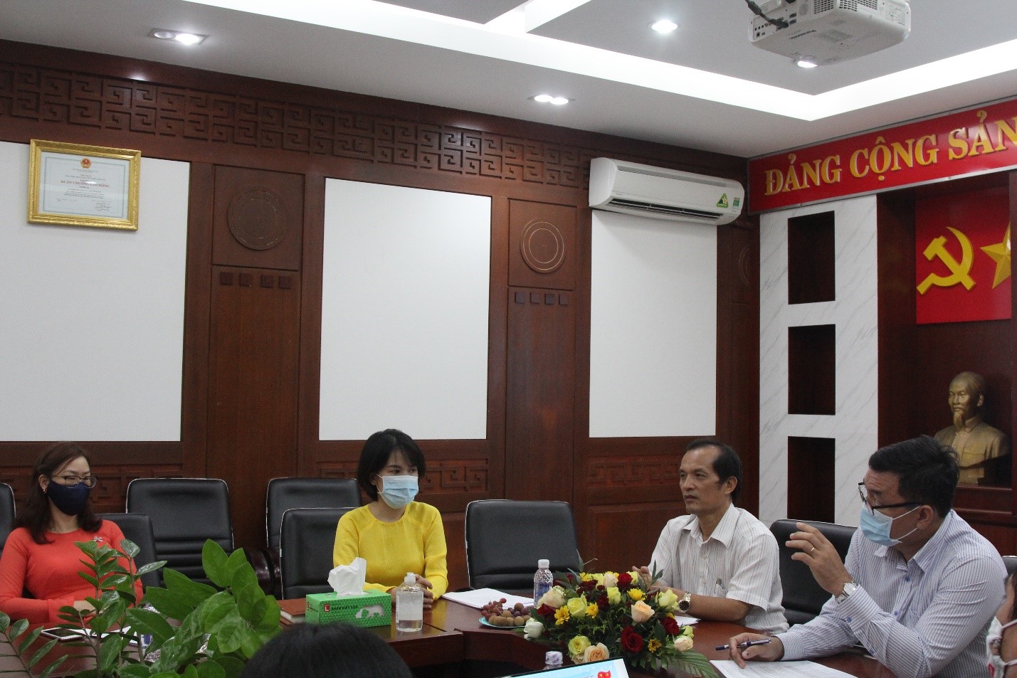 Đồng chí Nguyễn Thanh Phong – Phó Chủ tịch Công đoàn Vietsovpetro giải đáp các ý kiến của đại biểu.jpg